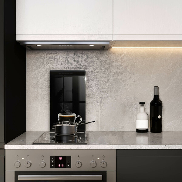 Protection plaque induction Un verre de café chaud