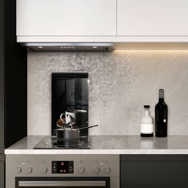 Protection plaque induction Une tasse de café chaud