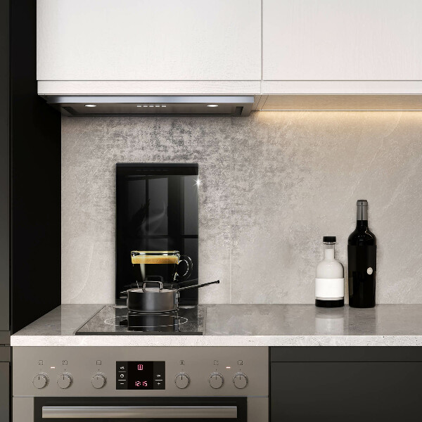 Protection plaque induction Un verre de café noir