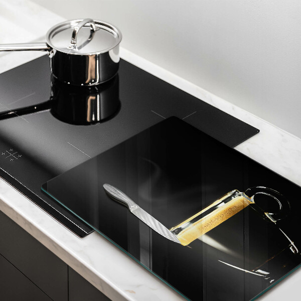 Protection plaque induction Un verre de café noir