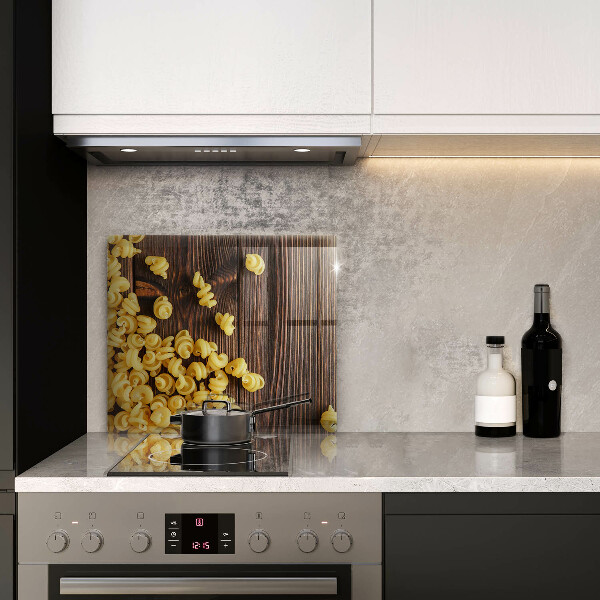 Protection plaque induction Des pâtes sur la table