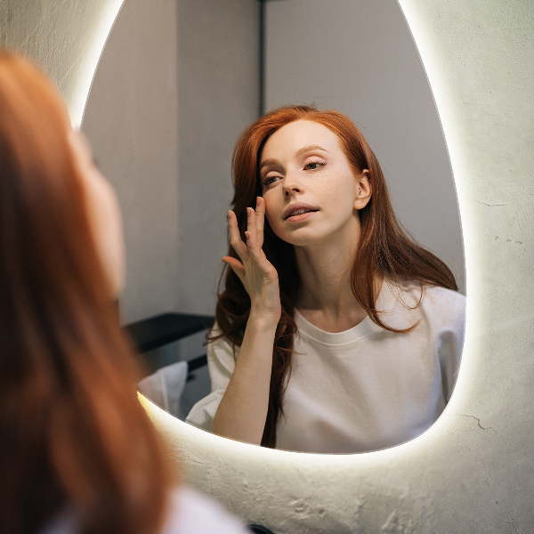 Miroir LED forme œuf 57x80 cm