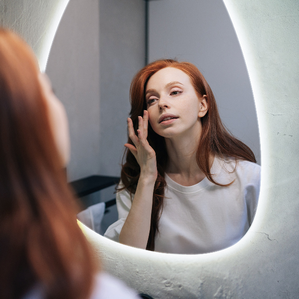 Miroir LED forme œuf 57x80 cm