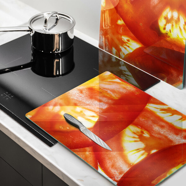 Protection plaque induction Une tranche de tomate rouge