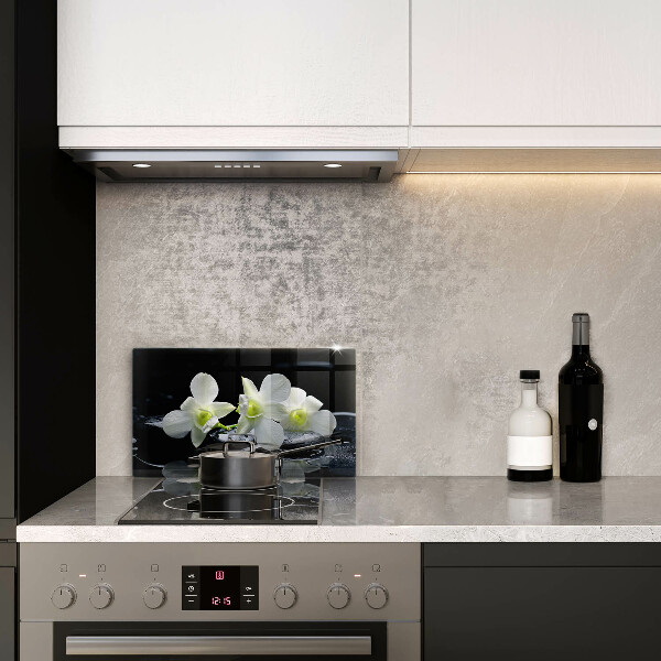 Protection plaque induction Fleurs blanches dans une eau zen