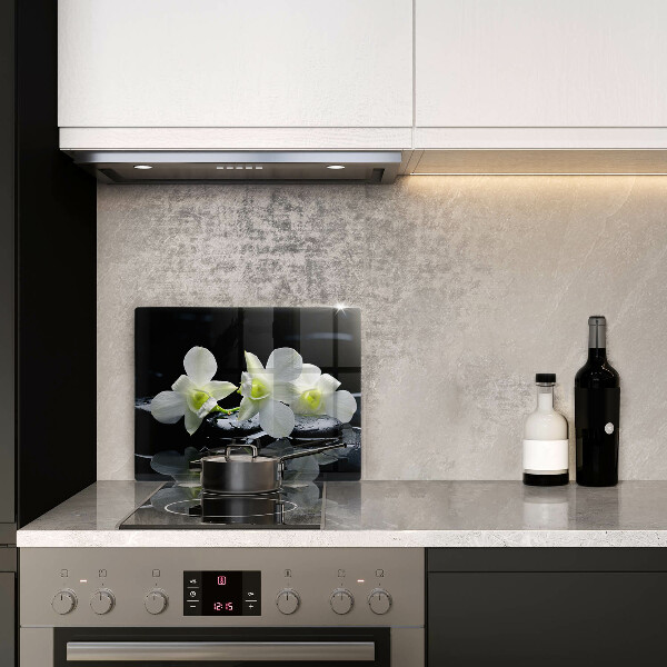 Protection plaque induction Fleurs blanches dans une eau zen