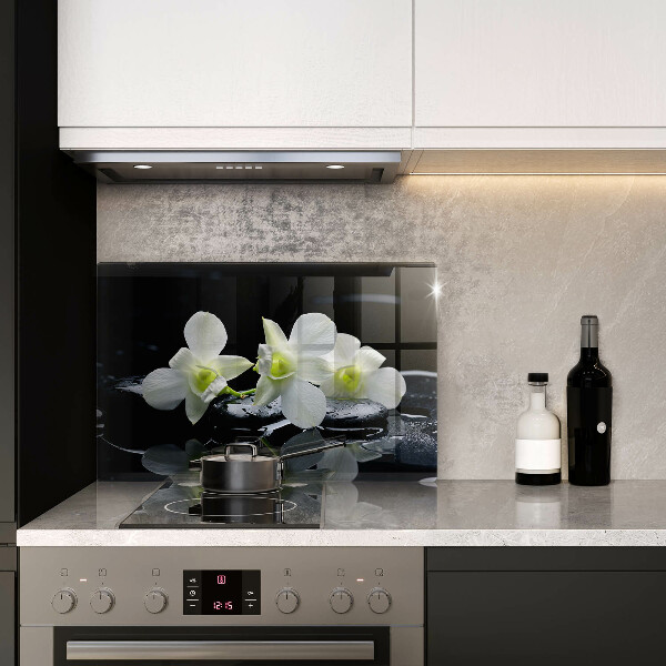 Protection plaque induction Fleurs blanches dans une eau zen