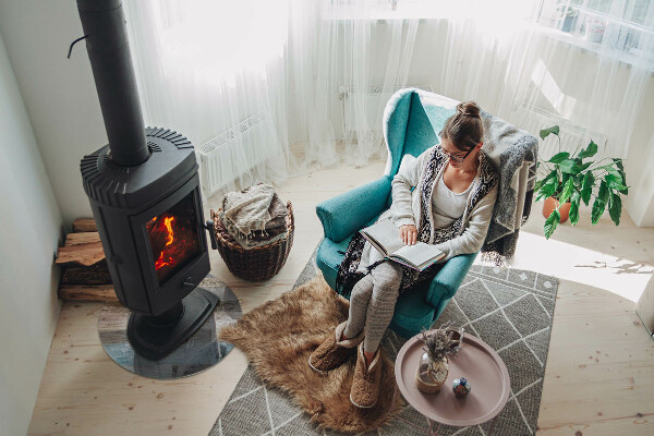 Ronde vitre sous poêle à bois Planches de différentes teintes