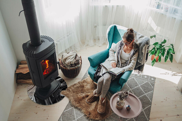 Ronde vitre sous poêle à bois vagues et lignes abstraites
