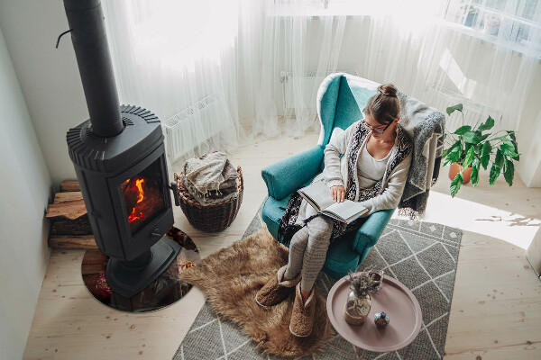 Ronde vitre sous poêle à bois bouquet de fleurs en détail