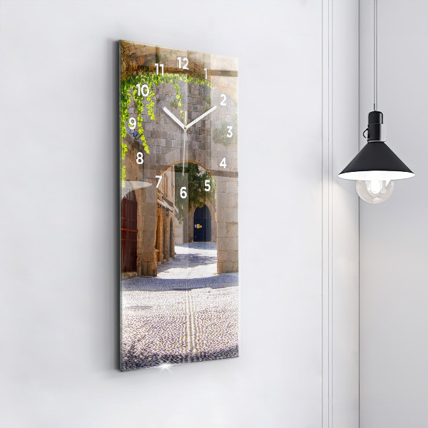 Horloge rectangulaire verticale Rue pittoresque de Rhodes