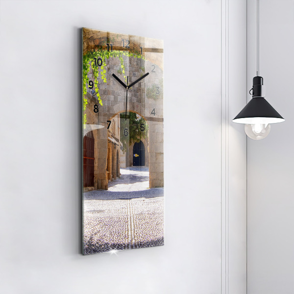 Horloge rectangulaire verticale Rue pittoresque de Rhodes