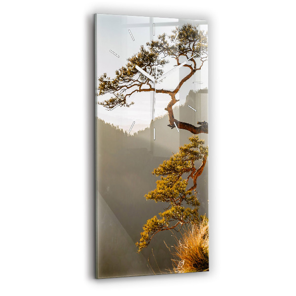 Horloge rectangulaire verticale Un arbre dans les montagnes