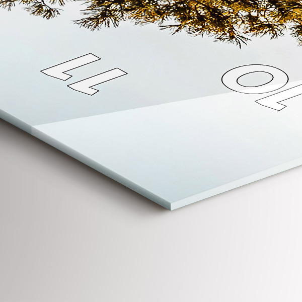 Horloge rectangulaire verticale Un arbre dans les montagnes