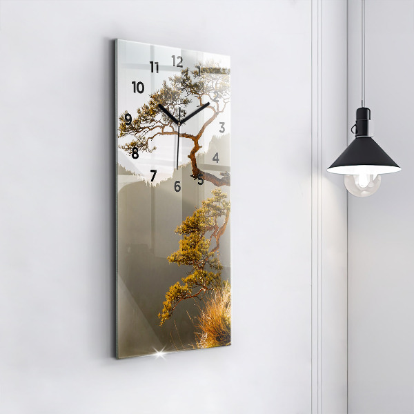 Horloge rectangulaire verticale Un arbre dans les montagnes