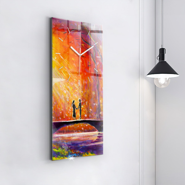 Horloge murale verticale Couple dans la forêt