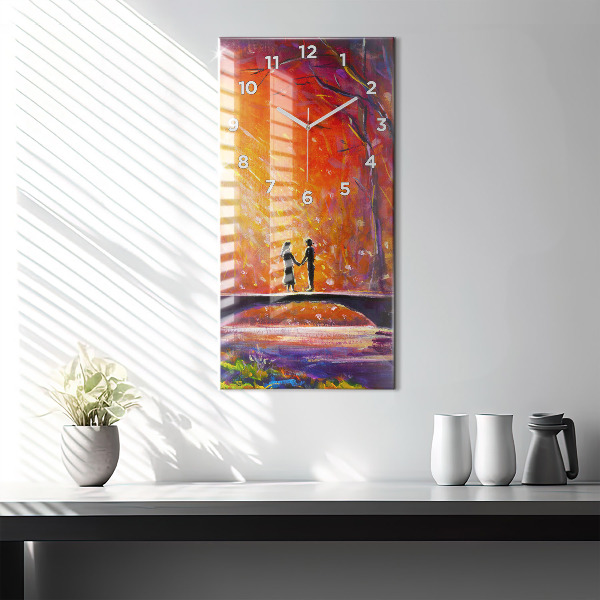 Horloge murale verticale Couple dans la forêt