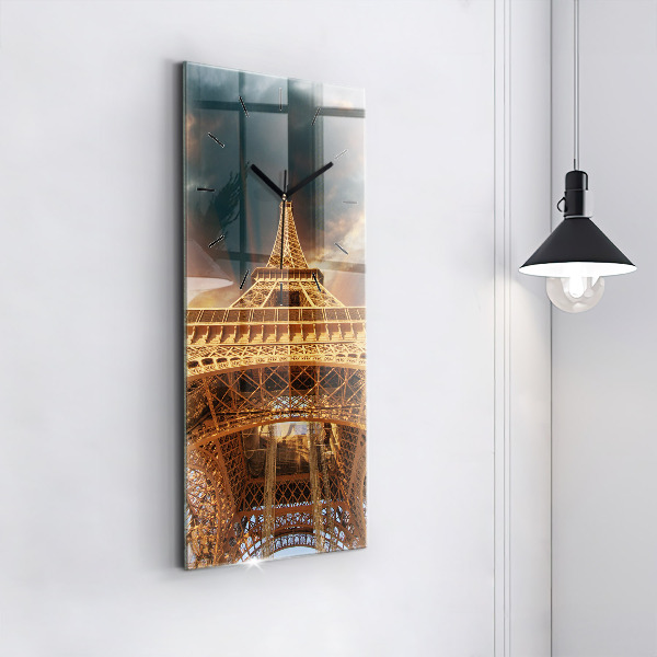 Horloge rectangulaire verticale La Tour Eiffel contre les nuages
