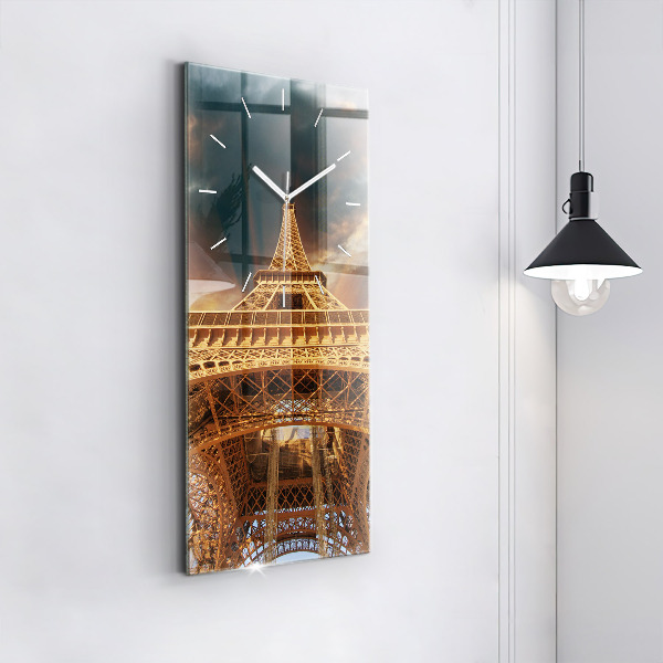 Horloge rectangulaire verticale La Tour Eiffel contre les nuages