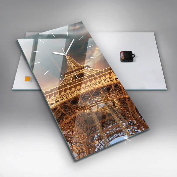 Horloge rectangulaire verticale La Tour Eiffel contre les nuages