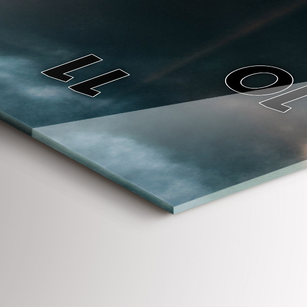 Horloge rectangulaire verticale La Tour Eiffel contre les nuages