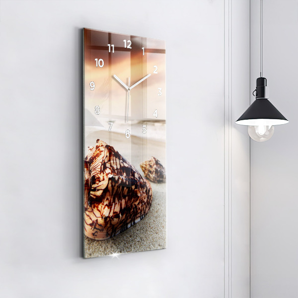 Horloge rectangulaire verticale Un coquillage sur la plage
