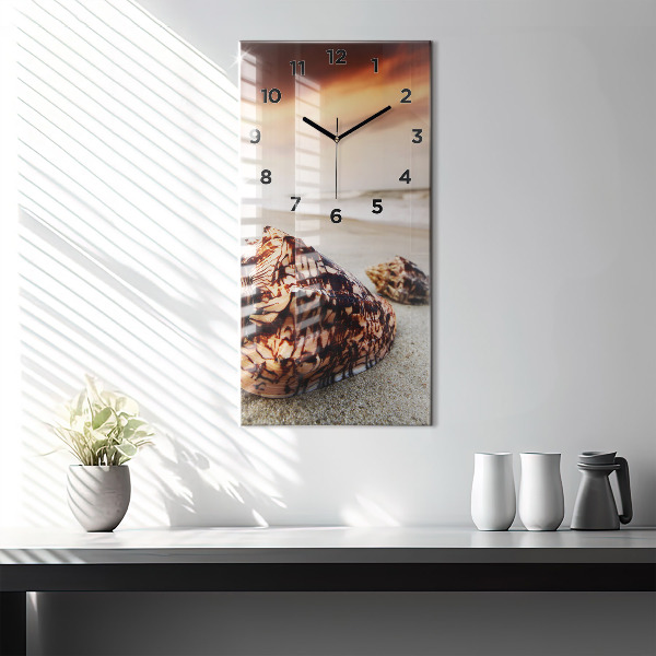 Horloge rectangulaire verticale Un coquillage sur la plage