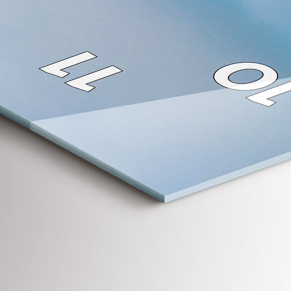 Horloge murale verticale Tête de girafe contre le ciel