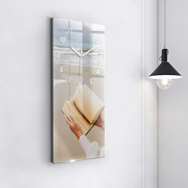 Horloge murale verticale Un moment avec un livre