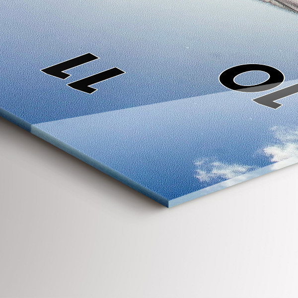 Horloge murale verticale Le drapeau polonais contre le ciel