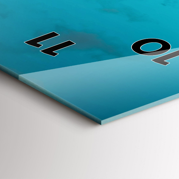 Horloge murale verticale Femme sur la route