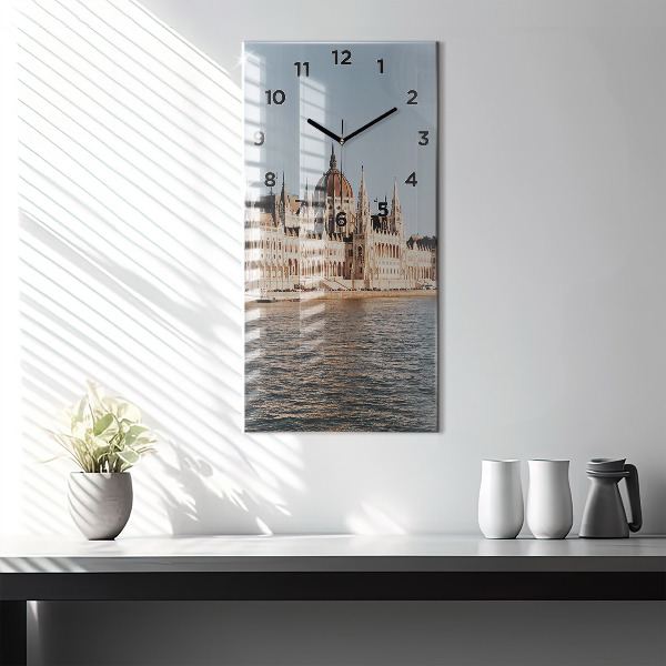 Horloge murale verticale Parlement à Budapest