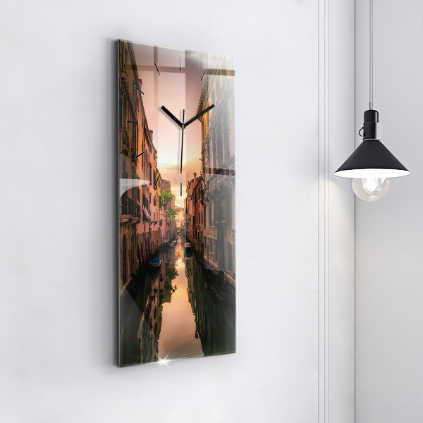 Horloge murale verticale Vue du canal dans la ville