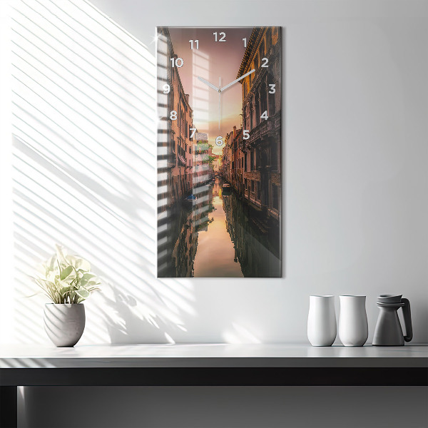 Horloge murale verticale Vue du canal dans la ville