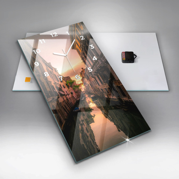 Horloge murale verticale Vue du canal dans la ville