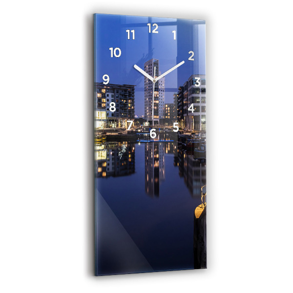 Horloge rectangulaire verticale La ville illuminée la nuit