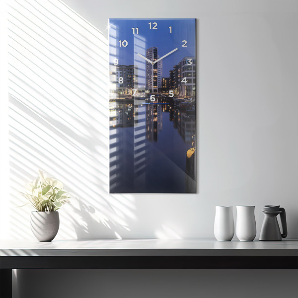 Horloge rectangulaire verticale La ville illuminée la nuit