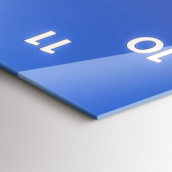 Horloge rectangulaire verticale La ville illuminée la nuit