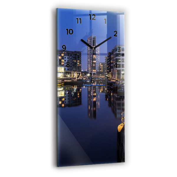Horloge rectangulaire verticale La ville illuminée la nuit