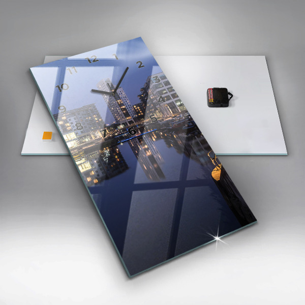 Horloge rectangulaire verticale La ville illuminée la nuit