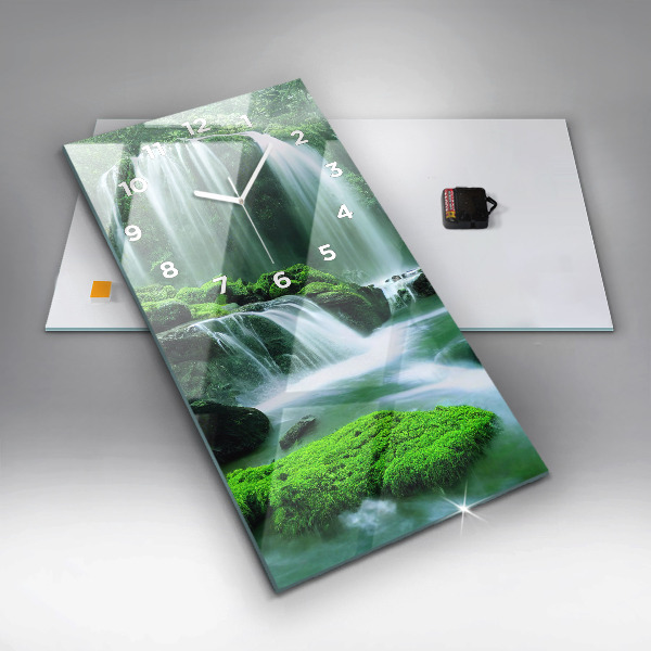 Horloge murale verticale Cascade parmi la mousse