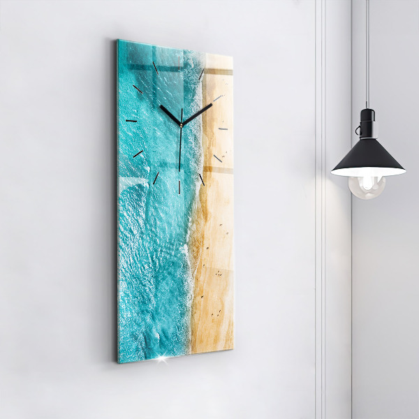 Horloge rectangulaire verticale gens de la plage de la mer