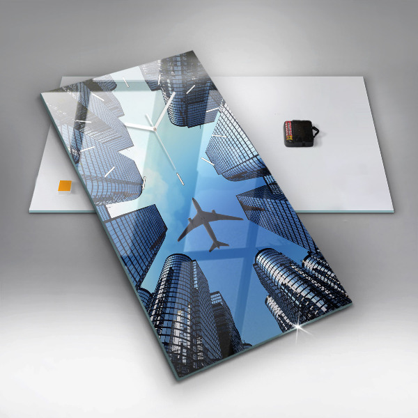 Horloge rectangulaire verticale Avion au-dessus des bâtiments