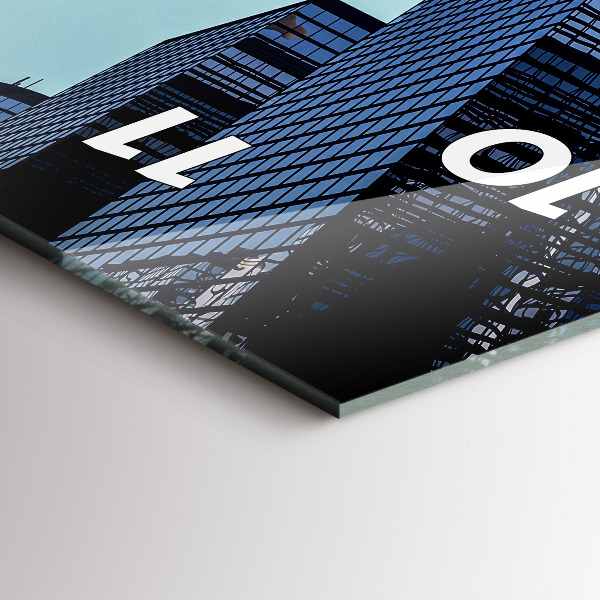 Horloge rectangulaire verticale Avion au-dessus des bâtiments