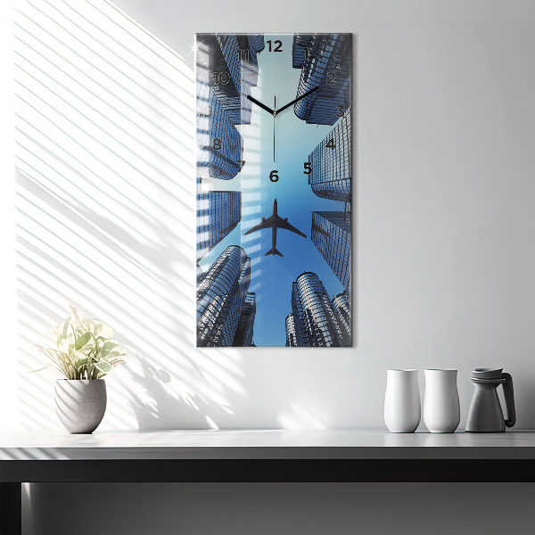 Horloge rectangulaire verticale Avion au-dessus des bâtiments