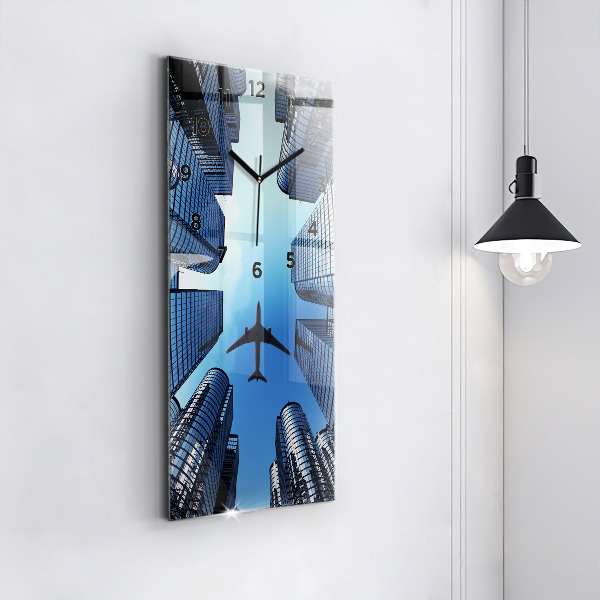 Horloge rectangulaire verticale Avion au-dessus des bâtiments