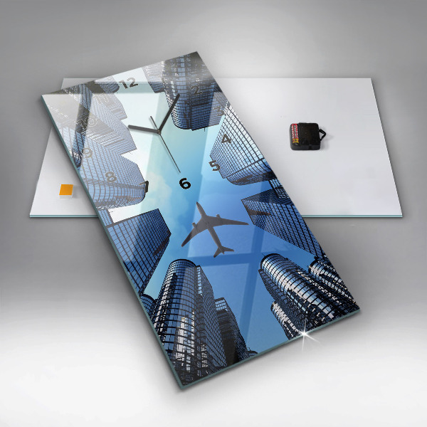 Horloge rectangulaire verticale Avion au-dessus des bâtiments