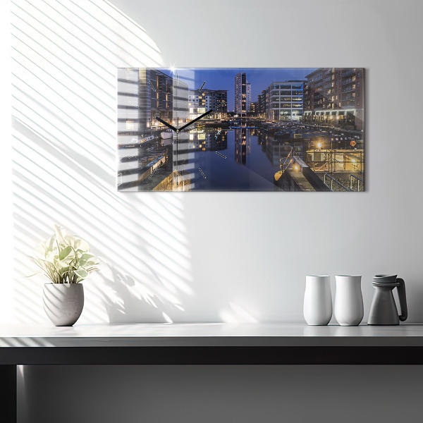 Horloge rectangulaire horizontale La ville illuminée la nuit