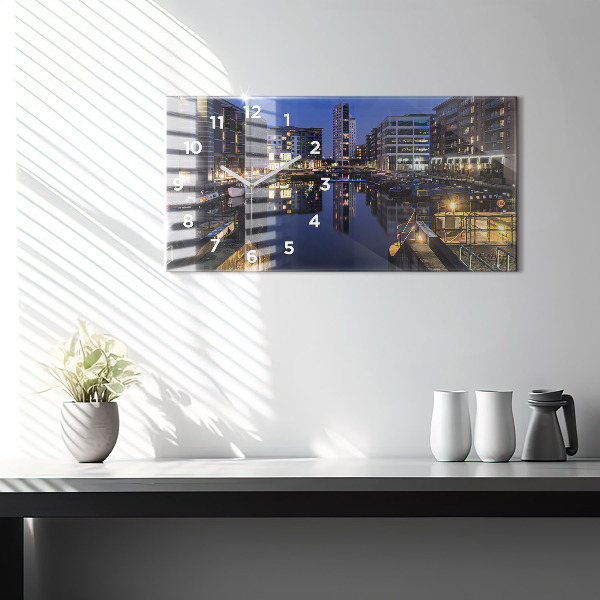 Horloge rectangulaire horizontale La ville illuminée la nuit