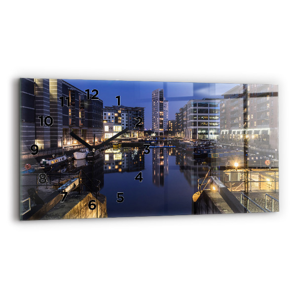 Horloge rectangulaire horizontale La ville illuminée la nuit